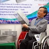 Ông Lê Đức Hiền, Giám đốc Công ty TNHH Đức Hiền giới thiệu máy bẫy chuột liên hoàn - BC.5. (Ảnh: Quang Quyết/TTXVN)