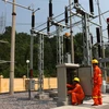 Công nhân Công ty Lưới điện Cao thế miền Bắc vận hành trạm biến áp 110kV Vân Đồn, điểm đầu cấp điện ra huyện đảo Cô Tô. (Ảnh: Đình Huệ/TTXVN)