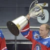 Tổng thống Nga Vladimir Putin đang cầm một chiếc cúp. (Nguồn: RT) 