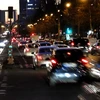 Xe cộ lưu thông trên đại lộ Champs-Elysees ở Paris. (Nguồn: THX/TTXVN)