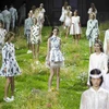 Những người mẫu mặc trang phục màu trắng khiến người xem hình dung ra cảnh tượng các thiên thần đang dạo chơi trên thảm cỏ.