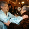 Hai chị em bà Kim Sung-yun (Hàn Quốc) và Kim Suk-ryeo (Triều Tiên) gặp lại nhau trong buổi đoàn tụ gia đình ly tán. (Nguồn: Yonhap/TTXVN) 
