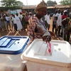 Cử tri Guinea-Bissau bỏ phiếu tại một địa điểm bầu cử ở Bissau. (Nguồn: AFP/TTXVN) 