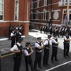 Cảnh sát Anh được triển khai bên ngoài Đại sứ quán Ecuador ở London (Anh) ngày 19/8/2012. (Nguồn: Reuters/TTXVN) 