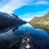 Nhờ chụp ở mũi thuyền, những bức ảnh mang tới cho người xem góc nhìn của một vận động viên kayak.