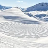 Nghệ sỹ người Anh Simon Beck có một đam mê đặc biệt là vẽ những bức tranh hình khối khổng lồ nên tuyết bằng chân trong một thập kỷ qua. (Nguồn: CCTVNews)