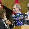 Đặc phái viên Liên hợp quốc về tình hình Libya Bernardino Leon (giữa) trong cuộc họp báo tại Skhirat, Maroc ngày 8/10. (Nguồn: AFP/TTXVN) 