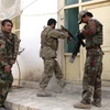 Binh sỹ Afghanistan làm nhiệm vụ trong chiến dịch quân sự ở thành phố Kunduz. (Nguồn: THX/TTXVN) 