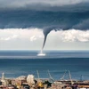 Ngày 20/10, một vòi rồng trên mặt nước đã xuất hiện ở Genoa, miền Đông Bắc Italy.
