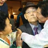 Bà Koo Song-ok, 71 tuổi ở Triều Tiên tạm biệt người cha Koo Sang-yeon, 98 tuổi ở Hàn Quốc trong buổi chia tay sau cuộc đoàn tụ. (Nguồn: Yonhap/TTXVN) 