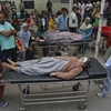 Các bệnh nhân nằm bên ngoài bệnh viện địa phương sau trận động đất ở Jammu, Ấn Độ. (Nguồn: AP)
