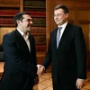 Thủ tướng Hy Lạp Alexis Tsipras (trái) và Cao ủy châu Âu về đồng euro Valdis Dombrovskis trong cuộc gặp ở Athens, Hy Lạp ngày 26/10. (Nguồn: AFP/TTXVN) 