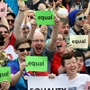 Những người ủng hộ hôn nhân đồng giới tuần hành sau khi kết quả trưng cầu dân ý được công bố, tại Dublin ngày 23/5. (Nguồn: AFP/TTXVN) 