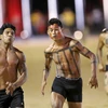 Những chàng trai của các bộ lạc ở Brazil tham gia phần thi chạy 100m.
