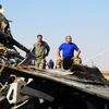 Bộ trưởng Bộ Dân phòng, Khẩn cấp và Thảm họa thiên tai Nga Puchkov Vladimir Andreevich (giữa) làm việc tại hiện trường vụ rơi máy bay ở thành phố Arish, bắc Ai Cập ngày 1/11. (Nguồn: THX/TTXVN)