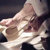 Đôi giày slingback hai tông màu xuất hiện xuyên suốt trong bộ sưu tập Thu Đông 2015-2016 của Chanel.