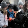 Người dân Nga tưởng niệm các nạn nhân thiệt mạng trong vụ rơi máy bay tại sân bay quốc tế Pulkovo, Saint Petersburg ngày 1/11. (Nguồn: AFP/TTXVN) 