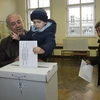 Cử tri Croatia bỏ phiếu tại điểm bầu cử ở thủ đô Zagreb ngày 8/11. (Nguồn: THX/TTXVN) 