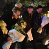 Ca sỹ Bono và nhóm nhạc U2 đặt hoa trên vỉa hè gần với rạp hát Bataclan.