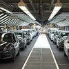Công nhân lắp ráp kiểm tra sản phẩm tại dây chuyền sản xuất xe VW tại nhà máy ở Wolfsburg, miền Trung Đức. 