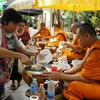 Đích thân Phật tử phải dâng tận tay những lễ phẩm lên chư Tăng.