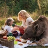 Nhiếp ảnh gia người Nga Olga Barantseva đã chụp lại những bức ảnh mẹ và con gái cùng sự xuát hiện của chú gấu Stephan nặng 590kg trong chuyến dã ngoại ở rừng. 