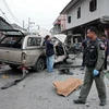 Cảnh sát điều tra tại hiện trường vụ đánh bom xe ở Narathiwat, miền Nam Thái Lan ngày 20/10. (Nguồn: AFP/TTXVN) 