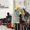Điều trị cho bệnh nhân nhiễm virus Ebola tại Trung tâm y tế Bác sỹ không biên giới ở Monrovia, Liberia. (Nguồn: AFP/TTXVN) 