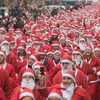 Cuộc thi chạy Santa ở Hungary. (Nguồn: China Xinhua News)