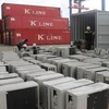 Máy lạnh đã qua sử dụng nhập lậu tại cảng Hiệp Phước. (Ảnh: Hoàng Hải/Vietnam+)