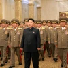 Nhà lãnh đạo Kim Jong-un và các Tướng lĩnh quân đội viếng cố lãnh tụ Kim ​Jong-il và Kim Nhật Thành tại Cung điện Mặt Trời. (Nguồn: AFP/TTXVN) 