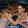 Hoa hậu Colombia (trái) và Hoa hậu Philippines tại giây phút đăng quang. (Nguồn: newsday.com)