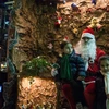 Những đứa trẻ ở Damascus chụp ảnh cùng Ông già Noel. (nguồn: Sputniknews)