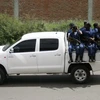 Binh sỹ Burundi tuần tra tại Musaga, khu vực lân cận Bujumbura ngày 11/12. (Nguồn: AFP/TTXVN) 