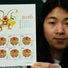 Một mẫu tem trong bộ tem đặc biệt mừng Tết Bính Thân được giới thiệu tại thành phố Hàng Châu, tỉnh Chiết Giang, miền Đông Trung Quốc ngày 3/1.