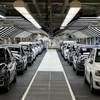 Nhân viên hãng Volkswagene kiểm tra xe ôtô tại một nhà máy ở Wolfsburg, miền Trung nước Đức ngày 21/10. (Nguồn: AFP/TTXVN) 