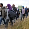 Người nhập cư tại khu vực cảng Calais, miền Bắc Pháp. (Nguồn: AFP/TTXVN) 