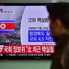 Binh sỹ Hàn Quốc theo dõi thông tin về những rung chấn của động đất gần bãi thử hạt nhân Punggye-ri của Triều Tiên được phát qua truyền hình tại nhà ga ở Seoul ngày 6/1. (Nguồn: AFP/TTXVN) 