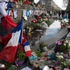 Đặt hoa tưởng niệm các nạn nhân vụ tấn công khủng bố ở thủ đô Paris. (Nguồn: AFP/TTXVN) 
