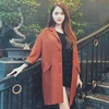 Hương Giang Idol ưu ái chọn áo khoác dáng dài, mix cùng đầm đen và giày cao gót thanh lịch.