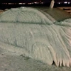 Chiếc xe bị đóng băng do mưa tuyết kéo dài. (Nguồn: RT)