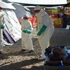 Nhân viên y tế chăm sóc bệnh nhân nhiễm virus Ebola tại một trung tâm y tế ở , Kenema, Sierra Leone. (Nguồn: AFP/TTXVN)