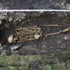 Phần mộ của một người đàn ông bị mất chân và mắt cá chân trái ở Hemmaberg. (Nguồn: AFP)