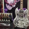 Cây đàn guitar Gibson SG được trưng bày tại hội chợ ngày 20/1.