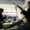 Cảnh sát đặc nhiệm Indonesia được tăng cường bảo đảm an ninh tại sân bay Ngurah Rai ở Denpasar, đảo Bali. (Nguồn: AFP/TTXVN) 