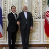 Ngoại trưởng Iran (phải) bắt tay người đồng cấp. (Nguồn: presstv.ir)