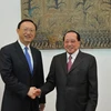 Phó Thủ tướng, Bộ trưởng Ngoại giao Campuchia Hor Namhong (phải) và Ủy viên quốc vụ Trung Quốc Dương Khiết Trì (trái). (Nguồn: THX/TTXVN) 