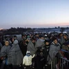 Người di cư và tị nạn đợi để vào trại tị nạn sau khi vượt qua biên giới Macedonia tới Serbia. (Nguồn: AFP/TTXVN) 