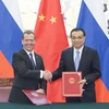 Thủ tướng Trung Quốc Lý Khắc Cường (phải) và Thủ tướng Nga Dmitry Medvedev tại lễ ký các thỏa thuận hợp tác hai nước ở Bắc Kinh. (Nguồn: THX/TTXVN) 