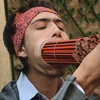 Chàng thanh niên 18 tuổi Raja Thapa ở Nepal đang cố gắng lập kỷ lục thế giới khi ngậm 138 chiếc bút chì cùng lúc. 